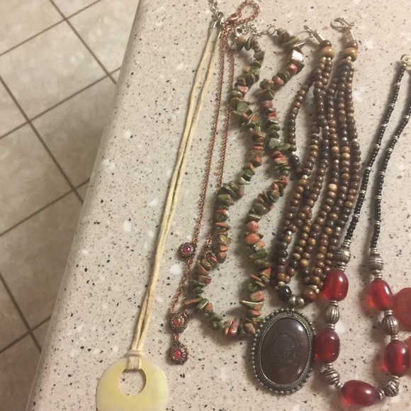 Bulk of stone necklaces. - Picture 2 of 4